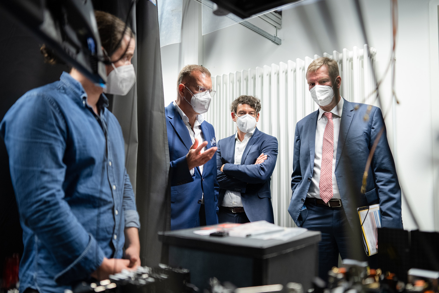 Bei seinem Besuch am Fraunhofer IOF besuchte Staatsekretär Carsten Feller auch ein Quantenlabor. Hier im Gespräch mit Institutsleiter Prof. Dr. Andreas Tünnermann.
